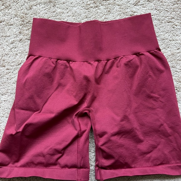 NVGTN red seamless shorts - Picture 2 of 2